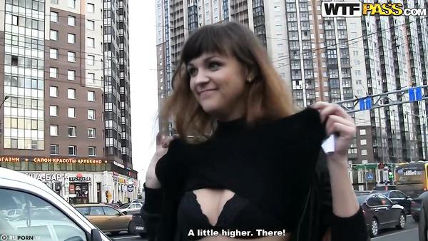 Pour l’argent cette fille accepte d’avoir des rapports sexuels dans la rue