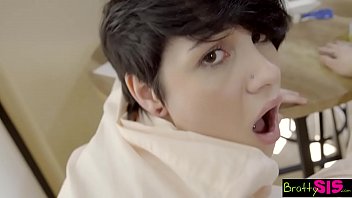 Pussy baisée porn et fuck dur avec son beau-père collé à la table