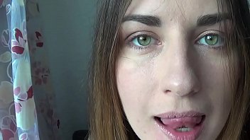 Deux doigts dans la bouche puis un gode et enfin une bite