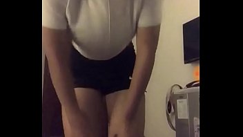 Spectacle érotique avec webcam en train de danser et mangeur de chatte vierge