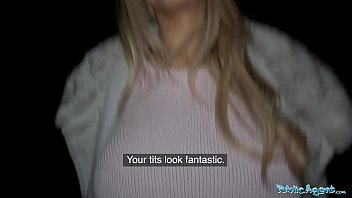 L’échec de devenir un modèle baisé dans la voiture et libéré sur ses seins