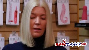 Il préfère commander des factures réelles plutôt que des vagins mécaniques