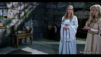 Parmi les bruits lesbiens et les contes de fées, ils ont eu 3 orgasmes