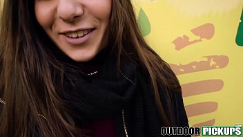 Le seul sur le banc dans le parc et accessible pour l’argent est d’avoir des relations sexuelles