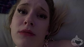 La femme dort la bûche dans le lit et il baise la chienne