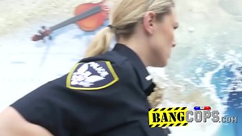 Encré dans le camion et abusé sexuellement par les flics courbés