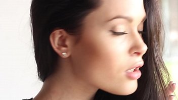 La fille en sous-vêtements noirs vend sa virginité avec un clip passionnant