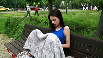 Et Elle A Pris Le Lit Et Se Masturbait Avec Un Vibrateur Dans Le Parc Sur Le Banc