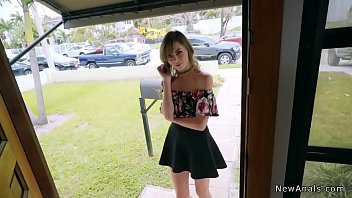 Elle pleure, mais elle a payé pour un sexe anal dur avec finir dans son cul