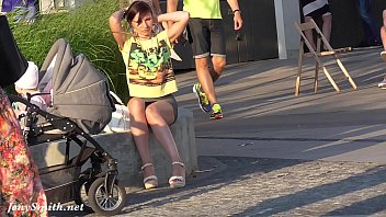 Des Photos De Jeunes Mères Sans Culotte Dans Le Parc Sont Accrocheuses