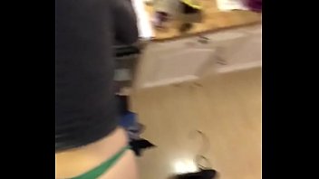 Le Jeune Roumain Vêtu De La Bite à L’arrière Dans La Cuisine