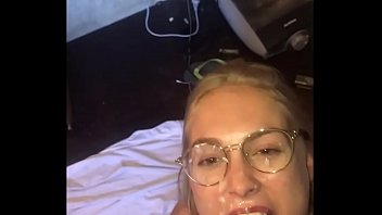 La Musique D’une Discothèque De Cigarette Et Beaucoup De Fellations Sur Les Seins