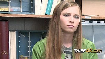 Vêtu De L’uniforme D’un Policier, Un Adieu Pris En Train De Voler