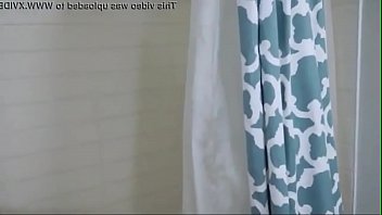 Sœur Mince Pleine De Tatouages pris Dans La Douche Et Baisée