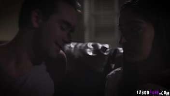 Vierge Manipulée Sucer La Bite Et Avoir Des Relations Sexuelles Avec Le Jeune Oncle Viril