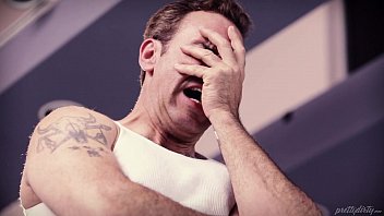 La Belle-mère Suce La Bite De Son Père Après Ses Genoux Et Se Baise Dans Trois Avec Son Nain Sexy