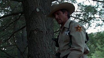 Sexe Vintage Sur Le Terrain Avec Deux Filles Séduisantes Et Un Homme Viril