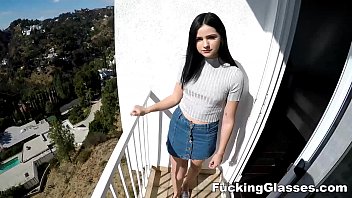 Violet Une Jolie Brune Avec Des Relations Sexuelles Au Cœur De La Villa De Luxe