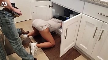 La Asiatique A Pénétré Dans La Chatte Et Reste Avec Le Sperme Sur Le Paquet