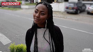 Petite Fille Aux Yeux Noirs Aux Yeux Noirs Avec De L’argent Pour L’érection