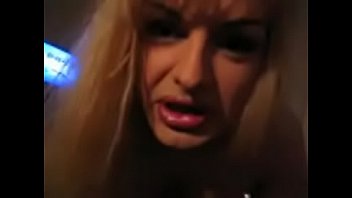 Blonde qui parle roumain et suce la bite