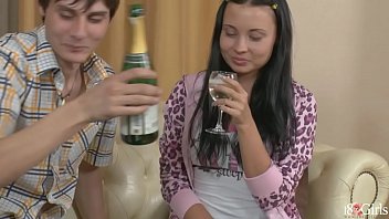 Après une fête de bébé elle se saoule et veut être bien baisée