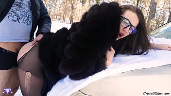 Il casse son train et fait l’amour sur le capot de la voiture à Sinaia