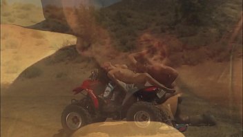 Sexe dans le désert en VTT