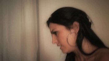 Porno avec une brune qui avale et cum