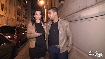 Jessica a des relations sexuelles avec un ami avec une grosse bite