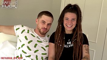 La chienne le baise jusqu’à ce qu’il éjacule dans le vagin humide