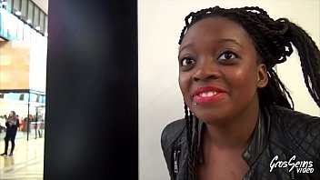 Salope noire payée pour des relations sexuelles dans la rue avec deux hommes