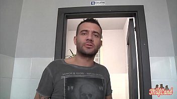 Angelica une serveuse a des relations sexuelles dans la salle de bain avec un client