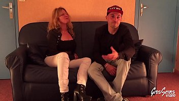 Jeune dominée et baisée par une strip-teaseuse mature