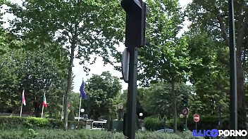 La jeune femme de 19 ans suce la bite et se fait baiser dans la voiture