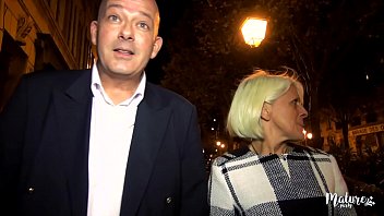 Sylvia une amie du club suce la jeune bite