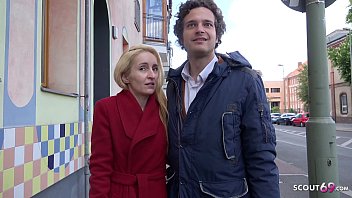 MILF a payé un jeune homme excité pour le sexe anal