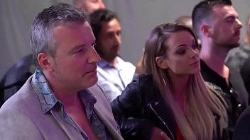 Une chienne se fait baiser en groupe lors d’une vente aux enchères