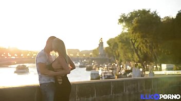 Rocks une magnifique blonde pénétré au premier rendez-vous