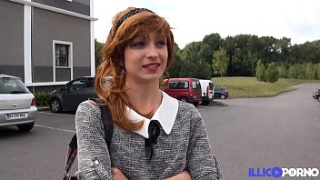 L’étudiant reçoit une fellation dans les bois et rentre chez lui