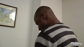 Valeria une femme mûre bien-aimée brutalement noire