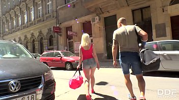 La jeune Lovita suce la bite d’un ami et avale du sperme