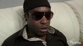 Edwina a des relations sexuelles avec deux hommes et avale du sperme