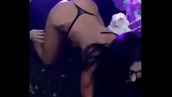 Une brune roumaine danse nue dans un casino xxx roumanie