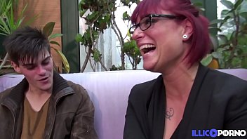 Un balai payé pour des relations sexuelles avec deux étudiants