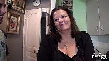 Veronica mature reçoit une bite dans le cul d’un jeune homme