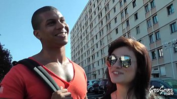 Melinda conduite à l’hôtel pour baiser avec deux hommes