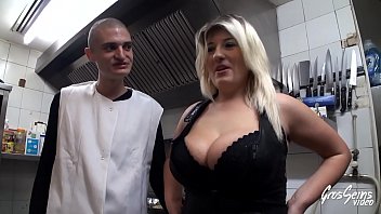 Balai pris par la bite d’un jeune cuisinier