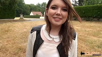 Angela dans le foin pénétré par deux garçons