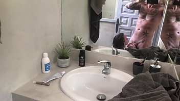 Il suce sa bite dans les toilettes publiques d’une piscine à Bucarest